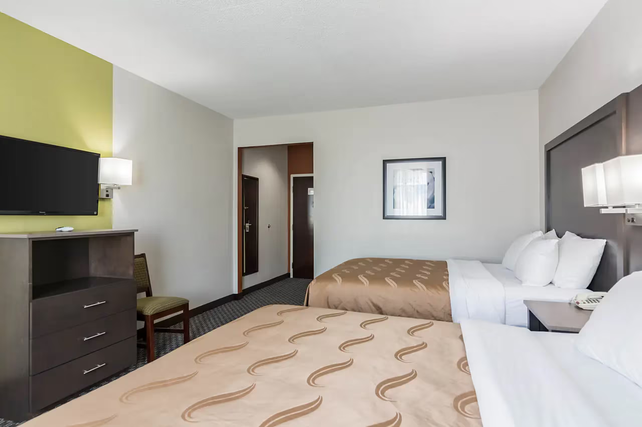 One-bed guest room